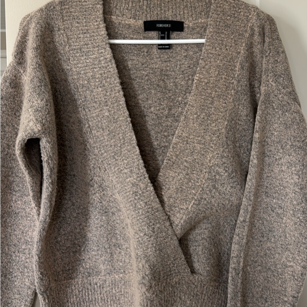 Forever 21 Women's V-Neck Sweater in Soft Brown